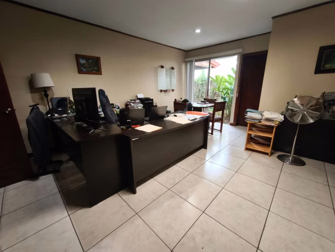 Alquiler de casa de 8 habitaciones en Curridabat: jardín, terraza y seguridad 24 horas