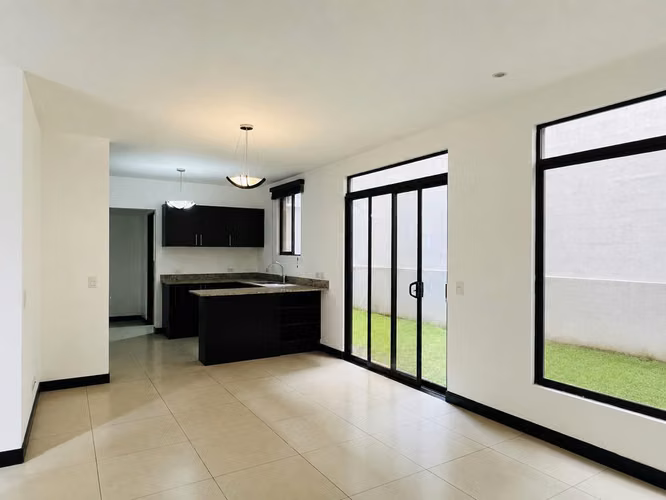 Venta de Casa moderna en Heredia, Ulloa