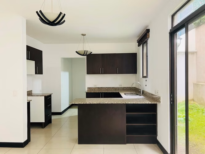Venta de Casa moderna en Heredia, Ulloa