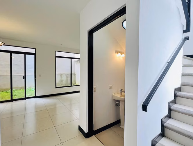 Venta de Casa moderna en Heredia, Ulloa