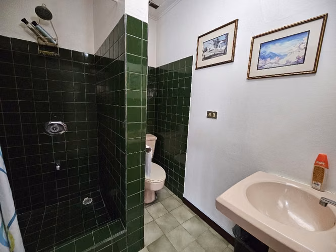 VENDO AMPLIA CASA INDEPENDIENTE EN LOS YOSES SUR