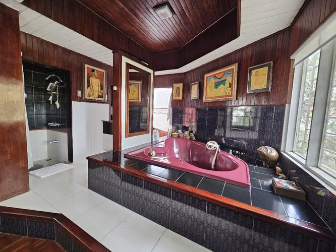 VENDO AMPLIA CASA INDEPENDIENTE EN LOS YOSES SUR