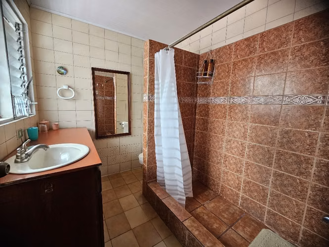VENDO AMPLIA CASA INDEPENDIENTE EN LOS YOSES SUR