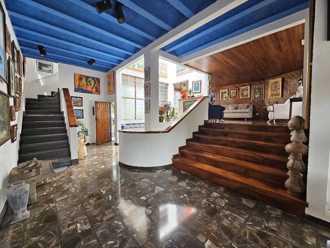 VENDO AMPLIA CASA INDEPENDIENTE EN LOS YOSES SUR