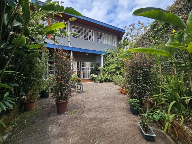 VENDO AMPLIA CASA INDEPENDIENTE EN LOS YOSES SUR