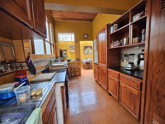 VENDO AMPLIA CASA INDEPENDIENTE EN LOS YOSES SUR