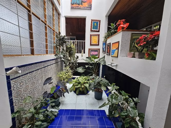 VENDO AMPLIA CASA INDEPENDIENTE EN LOS YOSES SUR