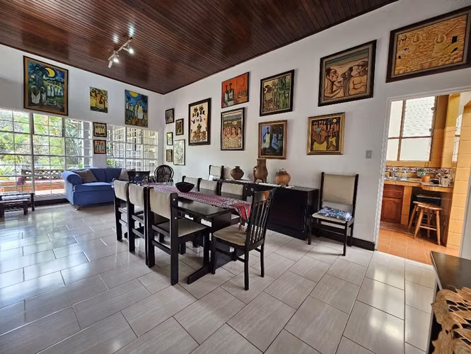 VENDO AMPLIA CASA INDEPENDIENTE EN LOS YOSES SUR