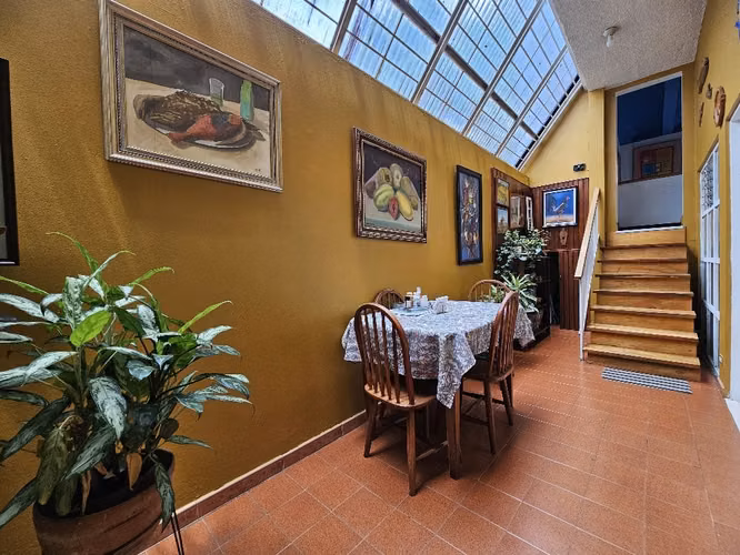 VENDO AMPLIA CASA INDEPENDIENTE EN LOS YOSES SUR