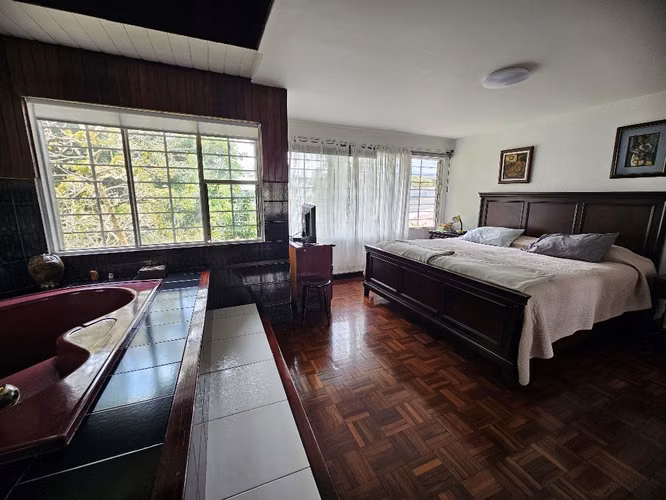 VENDO AMPLIA CASA INDEPENDIENTE EN LOS YOSES SUR