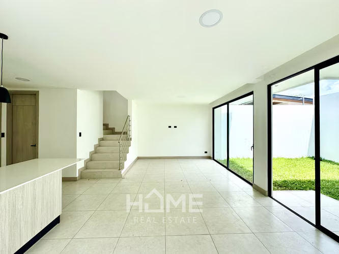 Casa en Alquiler en Lindora con gran patio moderna y NUEVA $2850 - Imagen 5