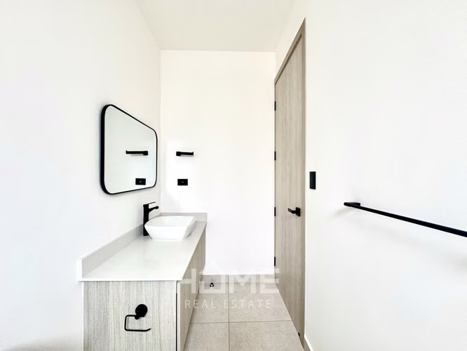 Casa en Alquiler en Lindora con gran patio moderna y NUEVA $2850 - Imagen 4