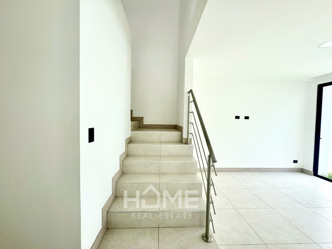 Casa en Alquiler en Lindora con gran patio moderna y NUEVA $2850 - Imagen 2