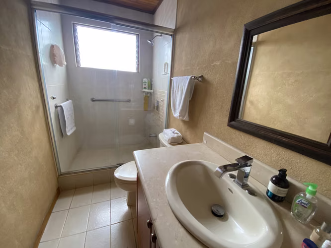 Venta de casa en Moravia con jardín amplio, terraza y excelente ubicación