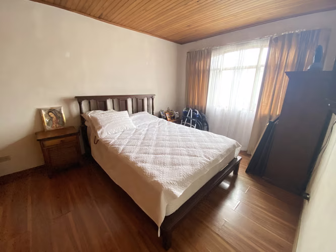 Venta de casa en Moravia con jardín amplio, terraza y excelente ubicación