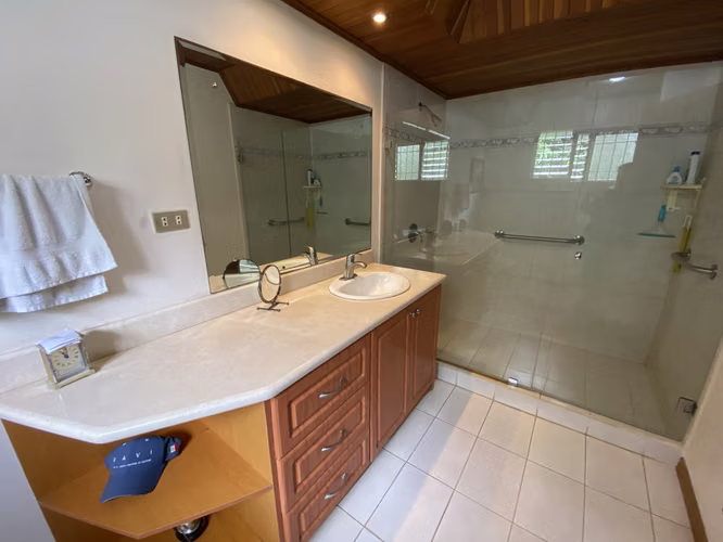 Venta de casa en Moravia con jardín amplio, terraza y excelente ubicación
