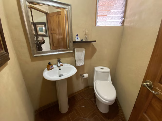 Venta de casa en Moravia con jardín amplio, terraza y excelente ubicación