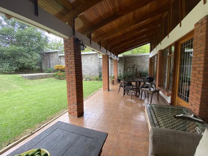 Venta de casa en Moravia con jardín amplio, terraza y excelente ubicación