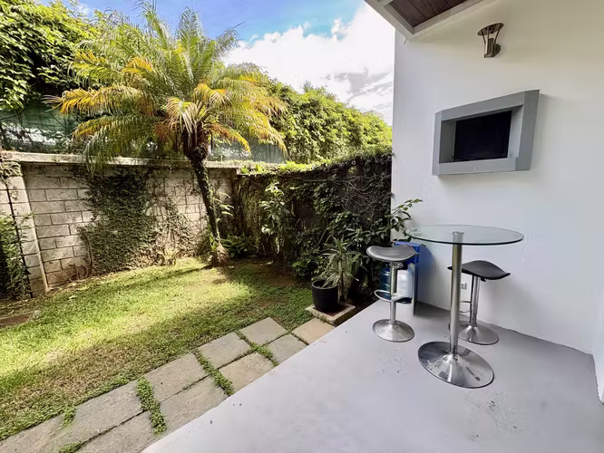 SANTA ANA! CASA AMOBLADA TIPO TOWNHOUSE DE 2 HAB/2BAÑOS/JARDIN/2PARQUEOS