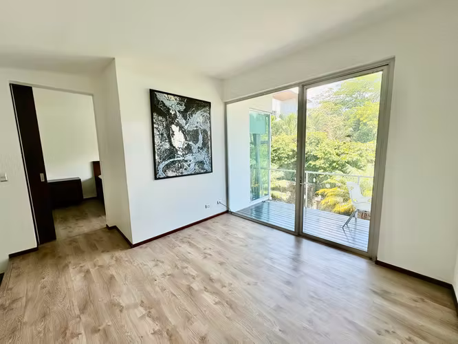 SANTA ANA! CASA AMOBLADA TIPO TOWNHOUSE DE 2 HAB/2BAÑOS/JARDIN/2PARQUEOS
