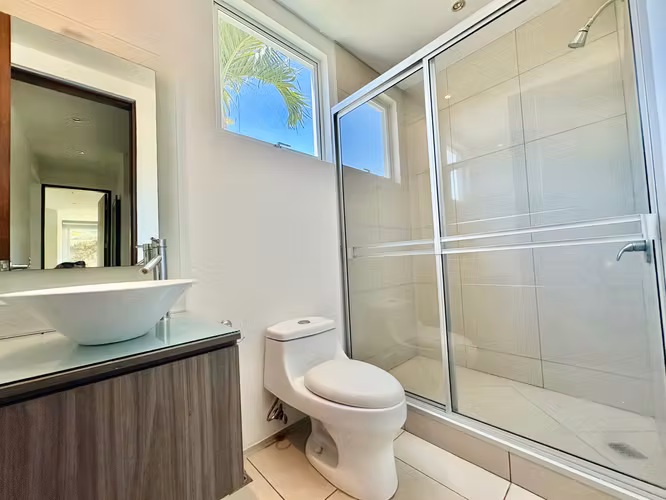 SANTA ANA! CASA AMOBLADA TIPO TOWNHOUSE DE 2 HAB/2BAÑOS/JARDIN/2PARQUEOS