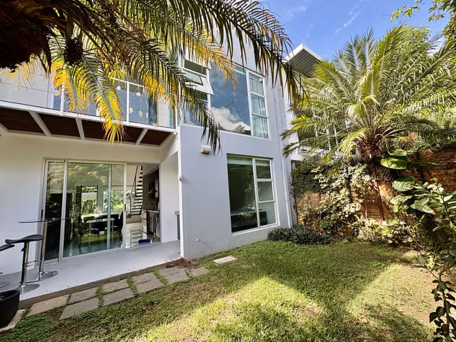 SANTA ANA! CASA AMOBLADA TIPO TOWNHOUSE DE 2 HAB/2BAÑOS/JARDIN/2PARQUEOS