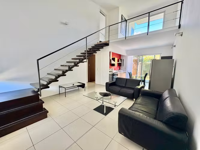 SANTA ANA! CASA AMOBLADA TIPO TOWNHOUSE DE 2 HAB/2BAÑOS/JARDIN/2PARQUEOS