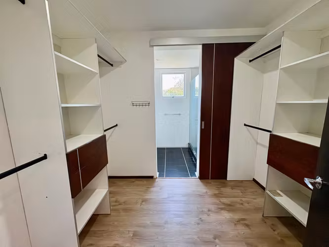 SANTA ANA! CASA AMOBLADA TIPO TOWNHOUSE DE 2 HAB/2BAÑOS/JARDIN/2PARQUEOS