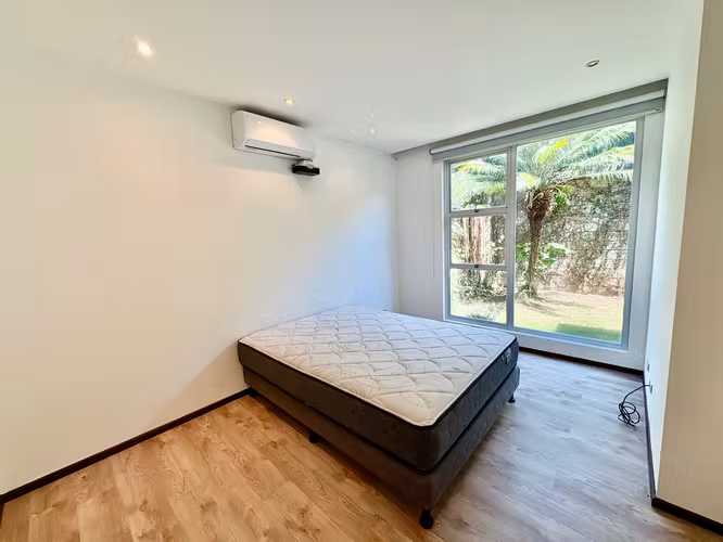 SANTA ANA! CASA AMOBLADA TIPO TOWNHOUSE DE 2 HAB/2BAÑOS/JARDIN/2PARQUEOS
