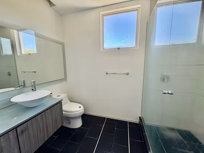 SANTA ANA! CASA AMOBLADA TIPO TOWNHOUSE DE 2 HAB/2BAÑOS/JARDIN/2PARQUEOS