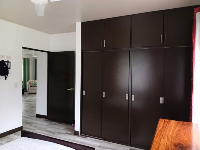 Se vende casa con amplio terreno en Florencia de San Carlos