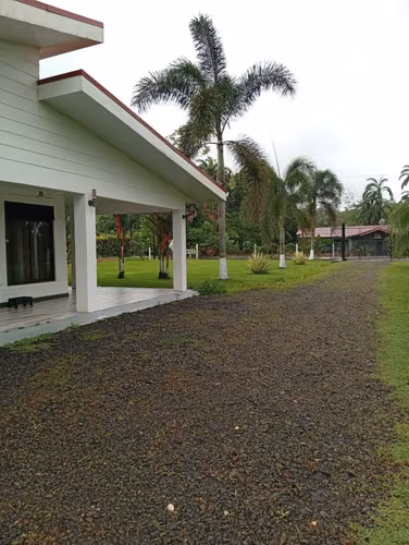 Se vende casa con amplio terreno en Florencia de San Carlos