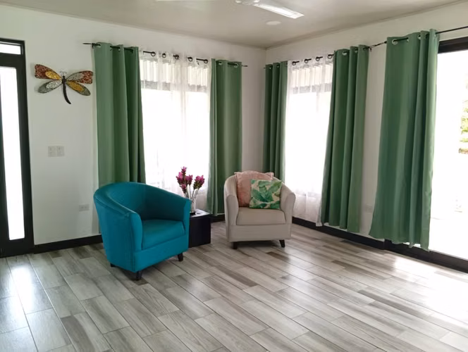 Se vende casa con amplio terreno en Florencia de San Carlos