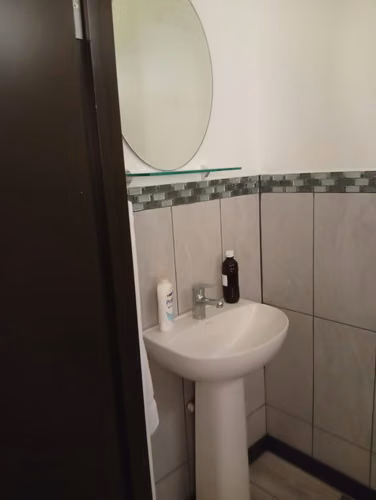 Se vende casa con amplio terreno en Florencia de San Carlos