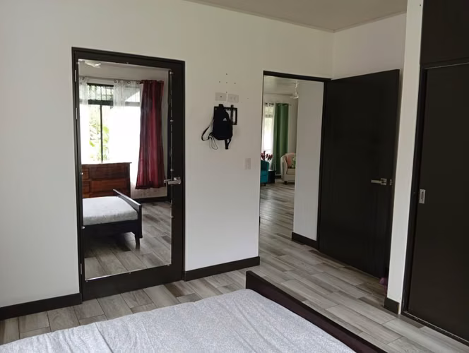 Se vende casa con amplio terreno en Florencia de San Carlos