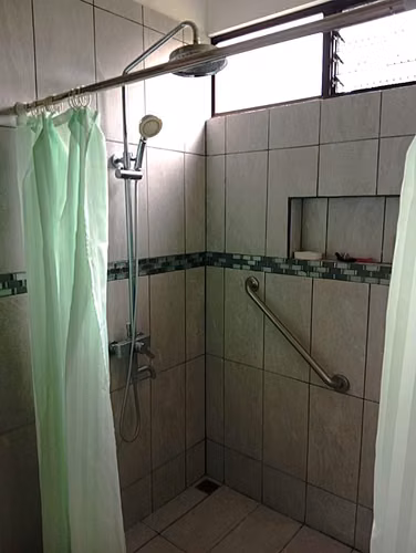 Se vende casa con amplio terreno en Florencia de San Carlos