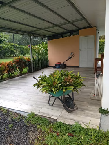 Se vende casa con amplio terreno en Florencia de San Carlos