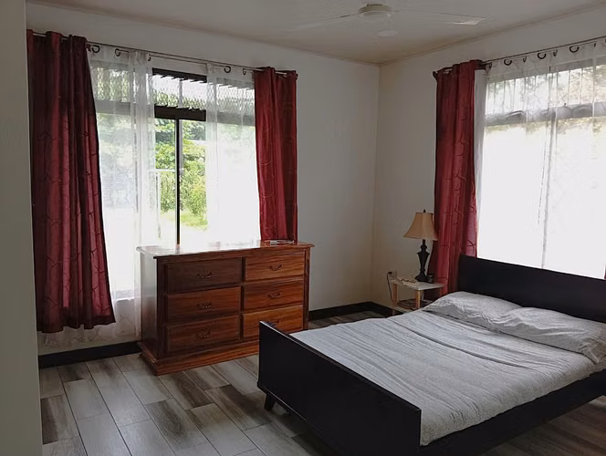 Se vende casa con amplio terreno en Florencia de San Carlos