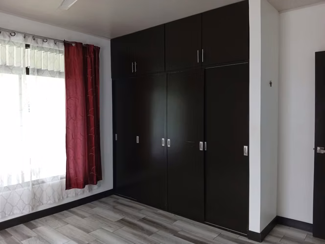 Se vende casa con amplio terreno en Florencia de San Carlos