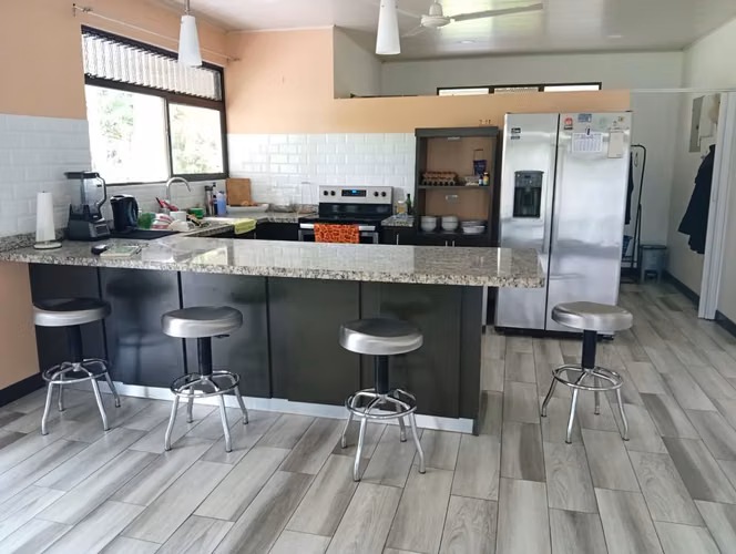 Se vende casa con amplio terreno en Florencia de San Carlos