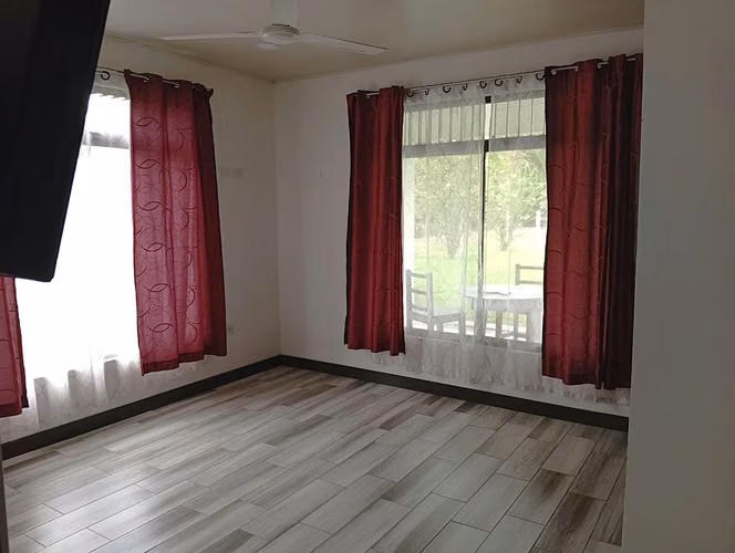 Se vende casa con amplio terreno en Florencia de San Carlos