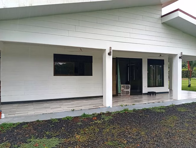 Se vende casa con amplio terreno en Florencia de San Carlos
