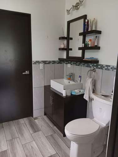 Se vende casa con amplio terreno en Florencia de San Carlos