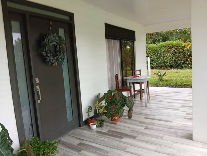 Se vende casa con amplio terreno en Florencia de San Carlos
