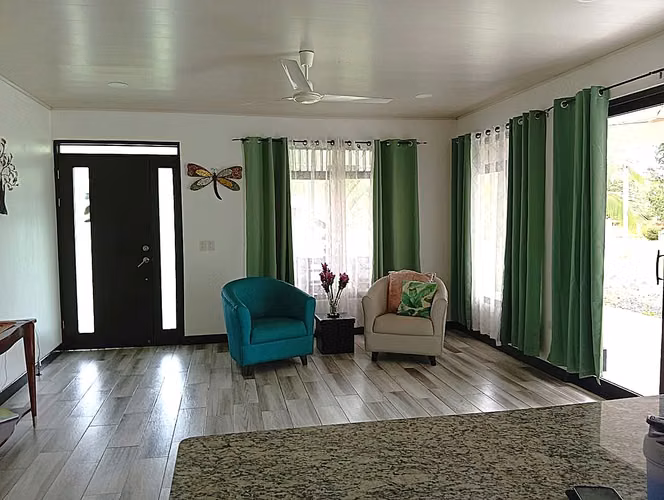 Se vende casa con amplio terreno en Florencia de San Carlos