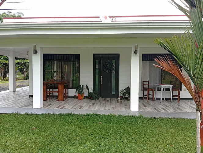Se vende casa con amplio terreno en Florencia de San Carlos