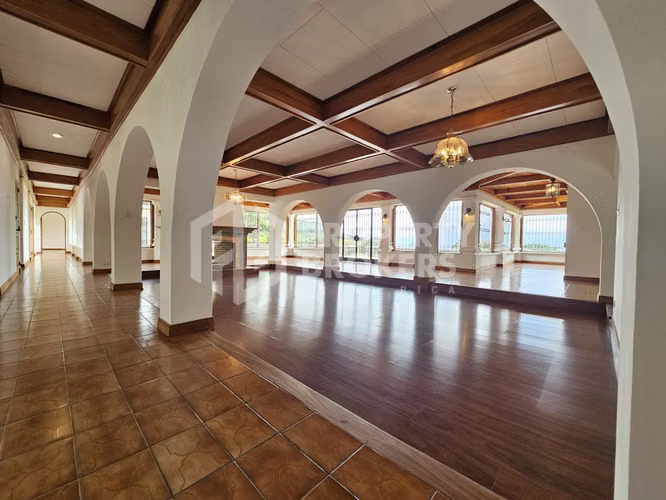 Alquiler de casa independiente | Escazú | 800m2 construcción | 3500 m2 lote | 5 habitaciones