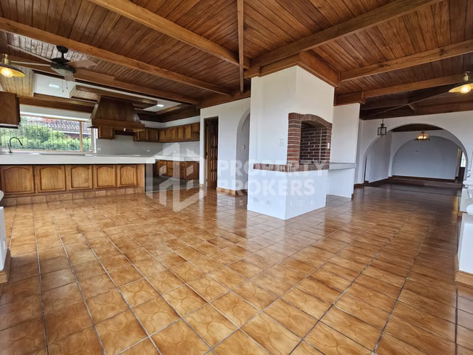 Alquiler de casa independiente | Escazú | 800m2 construcción | 3500 m2 lote | 5 habitaciones