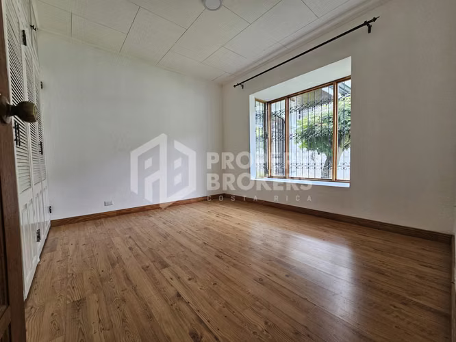 Alquiler de casa independiente | Escazú | 800m2 construcción | 3500 m2 lote | 5 habitaciones