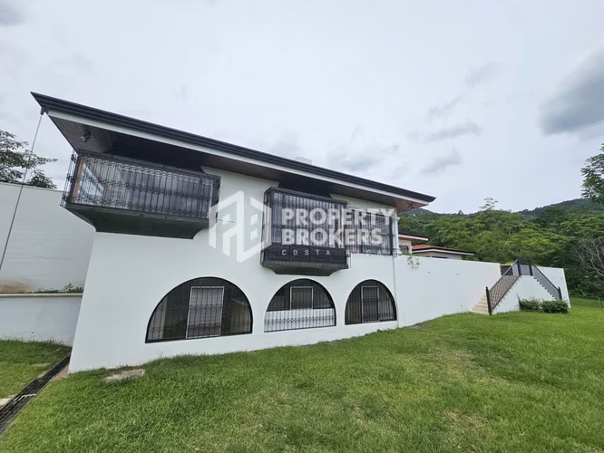 Alquiler de casa independiente | Escazú | 800m2 construcción | 3500 m2 lote | 5 habitaciones